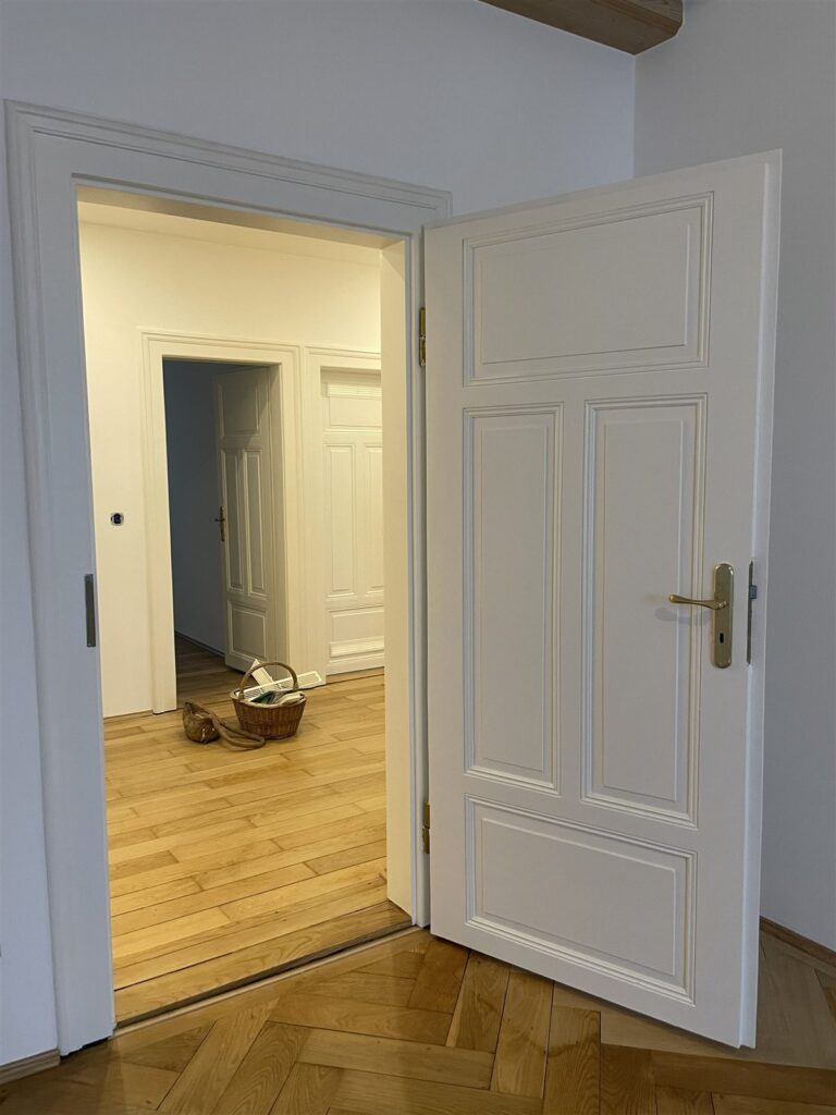 Weiß lackierte Türen und Zargen in der Altbauwohnung